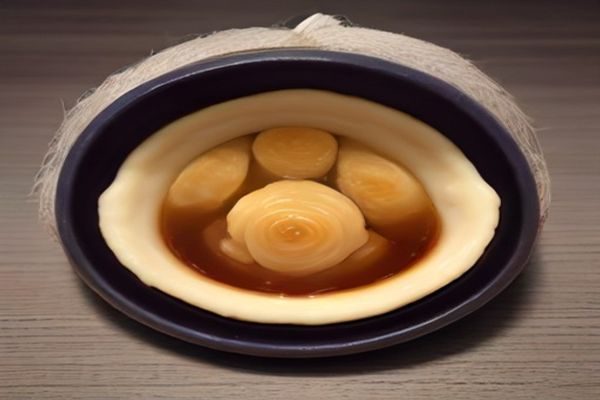 平板电脑放在沙发扶手上，显示动画字幕特写，周围有零食和饮料